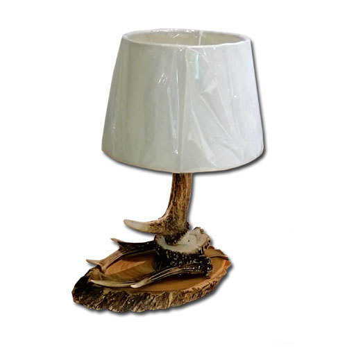 Tischlampe mit Geweih auf Holzsockel